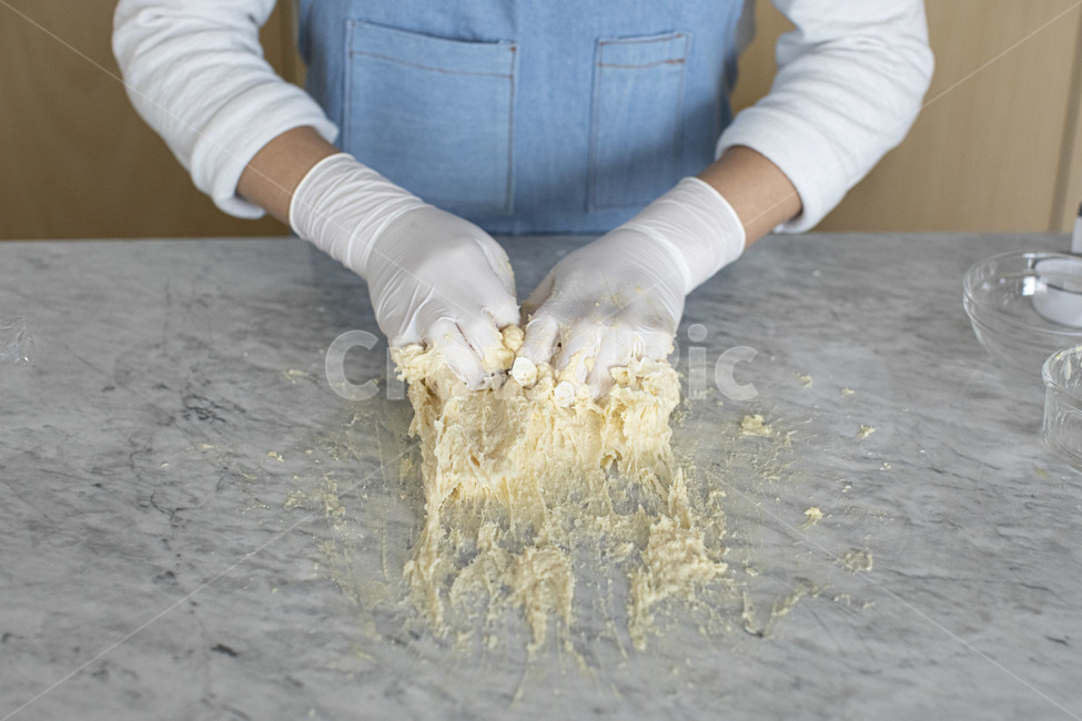 반죽,과정,베이킹,제빵사,홈베이킹,파티쉐,홈카페,시나몬롤,커피,바리스타,카페,주말,coffee,여유,사람,컵,인간,cafe,cup,brunch,bakery,빵,빵집,베이커리