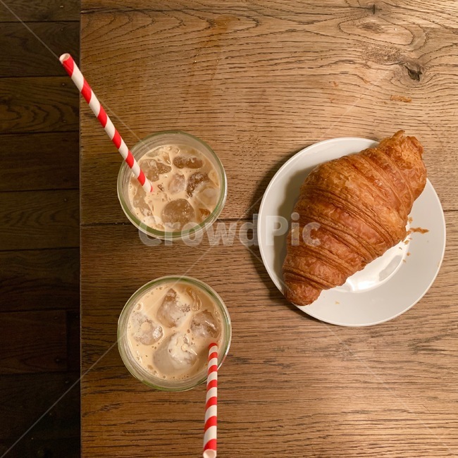 카페,커피,빵,크로와상,아이스라떼,아이스커피,빨대,여유