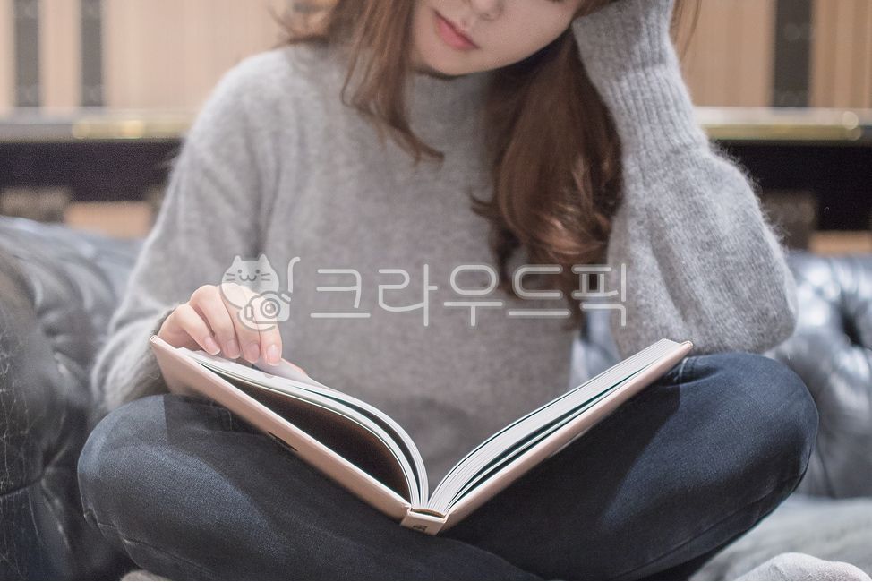 책보는사람,책읽는여자,책읽는사람,휴식,취미,독서,여유,사람,인물,인간,human,person,여성,여자,woman,female,lady