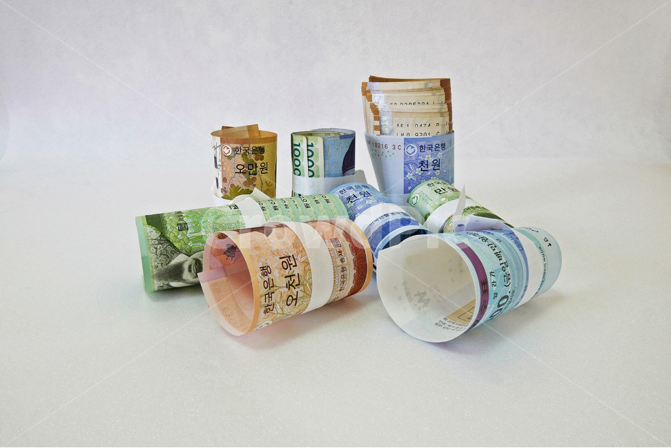 돈,지폐,돈띠,묶음,한국돈,종이돈,컨셉,배경,묶은돈,띠,돈다발,천원,오천원,만원,오만원,용돈,화폐,한국은행,하얀배경,끈,종이끈,세우기,말아놓기,말기,수표,자기앞수표,금융,돈,finance,banking,money,누끼,remove background