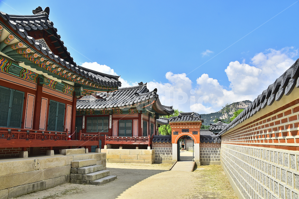 한국전통,고궁,경복궁,명소,서울,traditional,korean,palace,기와,단청,조선시대,궁궐,building,structure,ancientpalace,gyeongbokgungpalace,house,배경,바탕,백그라운드,background,건물,건축물,패턴,pattern,담장,하늘,맑음,구름,청명