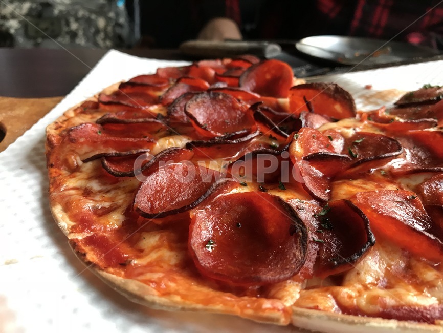 Outfocusing,meal,pizza,cooking,pepperoni,food,slice of pizza