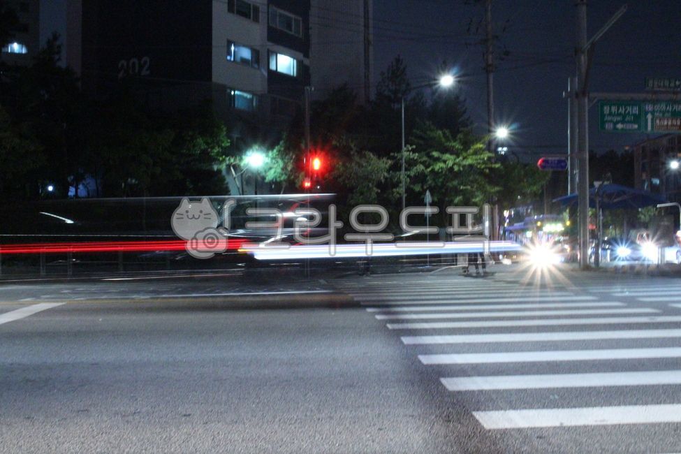 패닝샷,아스팔트,횡단보도,도로,자동차