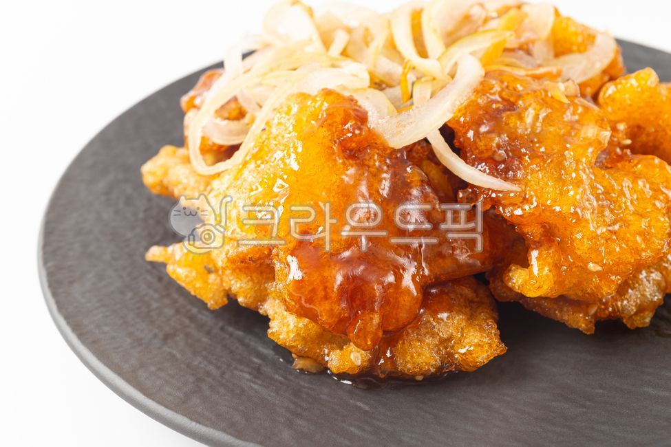 Guo Bao Rou,Chinese food,Sweet and sour pork,Fried pork,Vinegar sauce,Crispy meat,Asian food,Onion sauce,Fried food,Traditional food,Black plate,Authentic taste,Chinese food,Sweet and sour,Meat dish