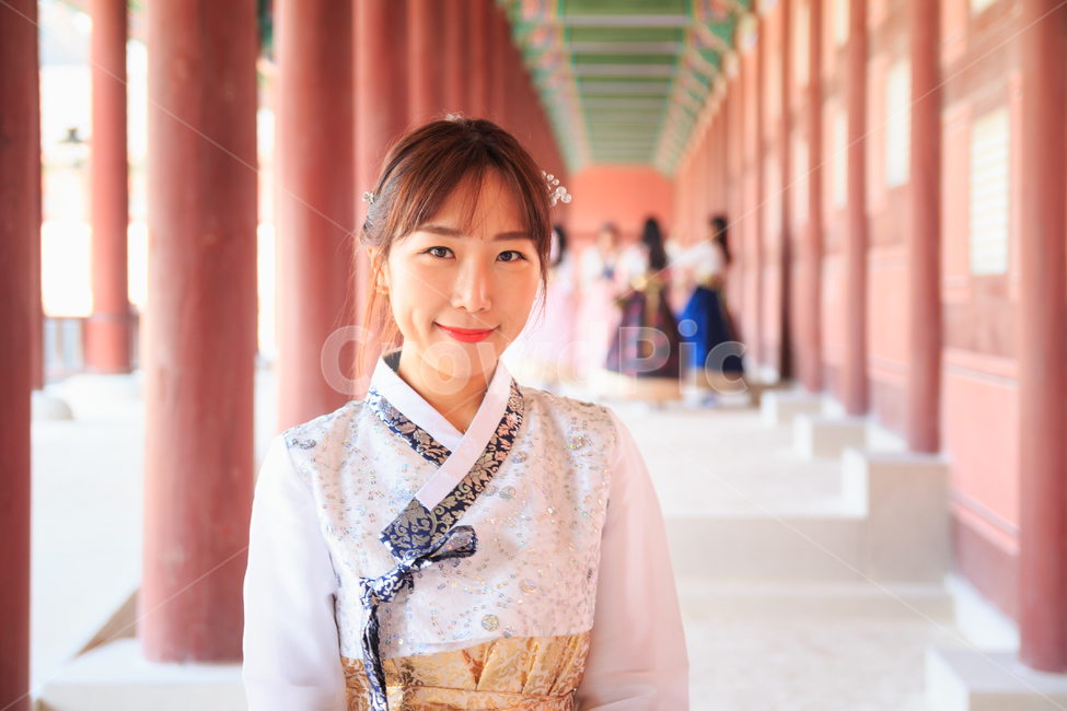 사진,경복궁,한복,전통,전통의상,의복,옷,여성,여자,여인,숙녀,아리따운,아름다운,궁궐,회랑,복도,파란,파란색,흰색,저고리,치마,참한,모델,의류,아가씨,아씨,수수한,화려한,귀여운,실크,댕기머리,옷고름,패션,소녀,나들이,한국전통,한국문화,korean traditional,korean culture,한복,한국전통의상,hanbok,korean traditional clothes,사람,인물,인간,human,person,여성,여자,woman,female,lady