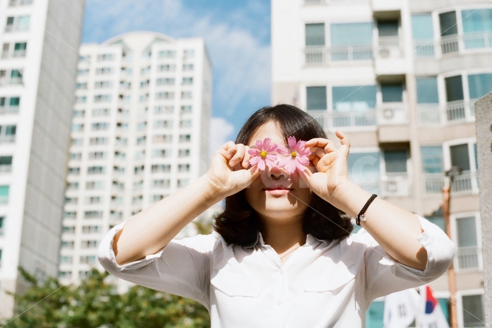 인물,꽃,감성,인물사진,필름사진,사람,인물,인간,human,person,여성,여자,woman,female,lady,감정표현,기분,feeling,emotion,감성,sensible,연출,컨셉,콘셉,direction,concept