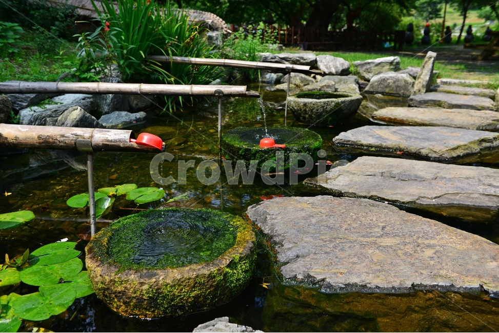 nature,자연,물,water,outdoors,옥외,plant,식물,flagstone,판석,돌다리,학독,돌학독,대나무,물흐름,식수,바가지,프라스틱,프라스틱바가지