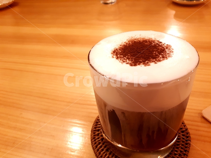 카페,아인슈페너,ainspenner,라떼,유리컵,접시,우유,cafe,latte,glass,milk,빨대,의자,드리즐,straw,chair,컵받침,생크림,whippingcream,talbe,테이블,코코아,코코아가루,cocoa,cocoapowder