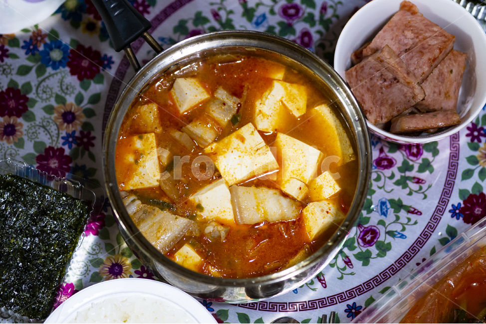 김치찌개,두부,삼겹살,스팸,참치,김치,찌개,국,집밥,혼밥,자취밥,맛있는,한식,한국음식,매콤한,얼큰한,부드러운,음식,식재료,요리,food,cook,meal,dishes,food reserves,한식,한국음식,한국요리,korean food,korean dishes,korean meal,korean cook