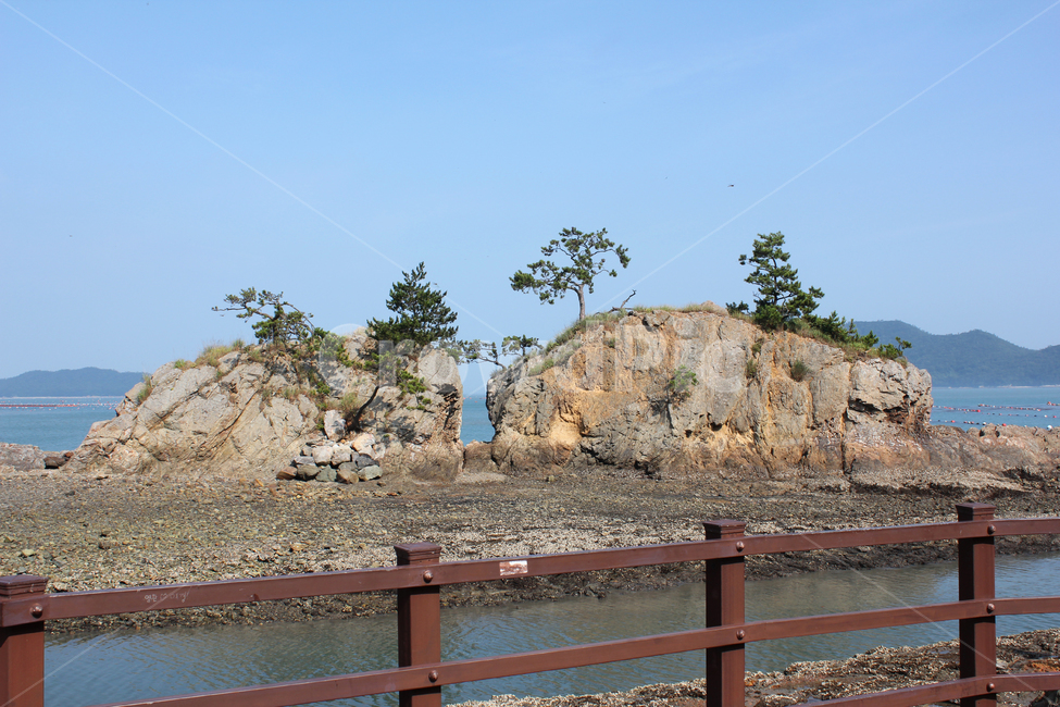 땅끝마을,땅끝,한국,남해,남해바다,난간,나무난간,나무,하늘,바다,바위,절벽,암석,sea,korea,handrail,tree,nature,plant,자연,식물,rock,sky,stone,돌,암벽,자연,풍경,nature,landscape,한국자연풍경,한국자연경관,korea nature landscape