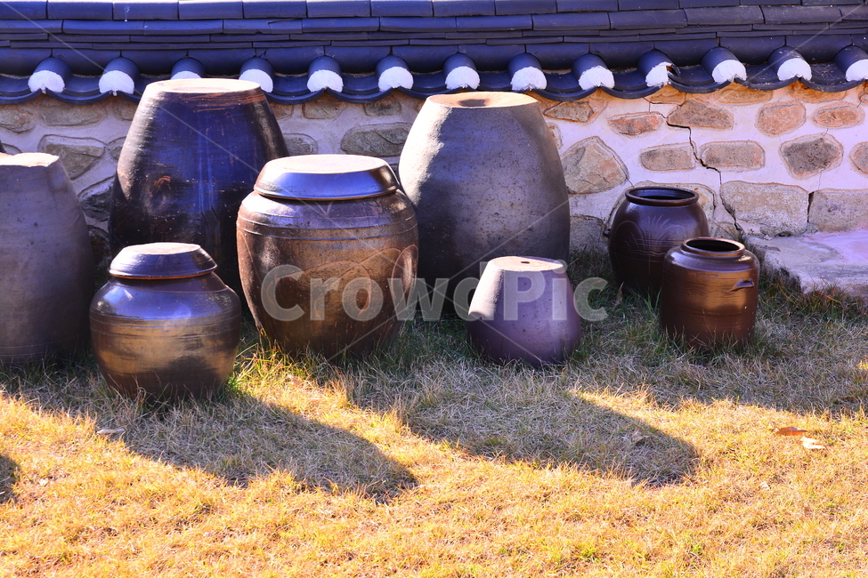 전통,장독대,기와,돌담,담장,질그릇,항아리,잔디밭,청기와,보존,traditional,korean,배경,바탕,한국적,명암,그림자
