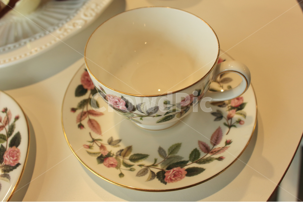 커피잔,찻잔,컵,꽃무늬컵,꽃무늬잔,빈잔,티타임,teatime,여유로운,여유로움,빈컵,cafe,cup,floralcup,예쁜잔,텅빈,따뜻함,여유,커피,카페,coffee,cafe,사물,물건,오브젝트,thing,object,matter