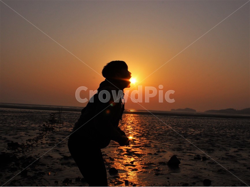 풍경,바다,일몰,사람,입,사람,인물,인간,human,person,인물실루엣,사람실루엣,character silhouette,human silhouette,연출,컨셉,콘셉,direction,concept,nature,자연,sunlight,햇빛,outdoors,옥외,light,빛,flare,플레어,sunset,dusk,황혼,red sky,붉은 하늘,dawn,새벽,sky,하늘