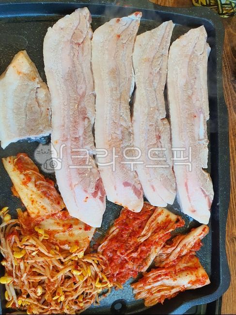 Soju snacks,kimchi,Bean sprouts,snack,Grilled meat,restaurant,pork,food,BBQ,meal,pork belly,Korean food,Grilled Pork Belly,Roasted Pig,Korean BBQ,roast