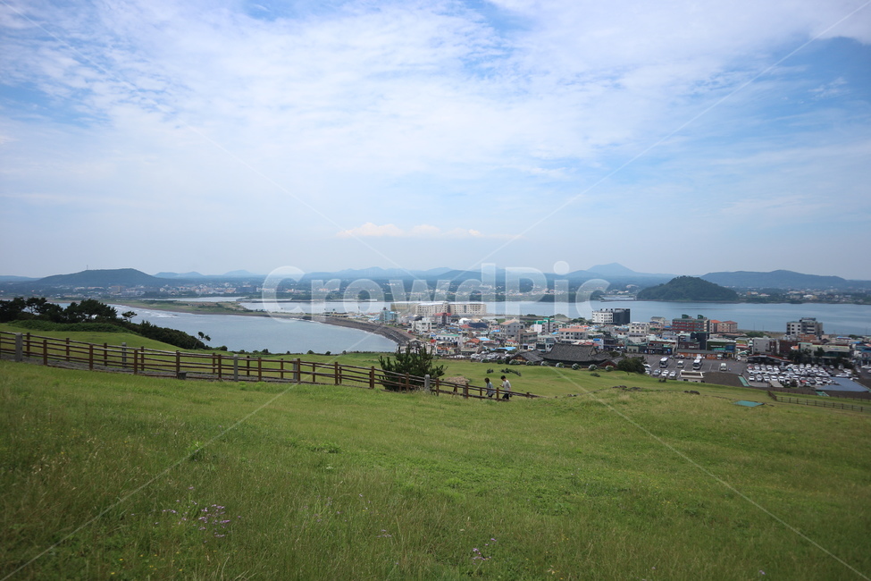 제주도,제주,성산일출봉,성산,자연,세계문화유산,한국,경관,풍경,경치,산,섬,바다,하늘,돌,한국자연풍경,한국자연경관,해변,대자연,구름,들판,풀,맑음,맑은날,유유자적,등산,jeju,jejudo,korean,island,jejuisland,sea,sky,nature,stone,mountain,seongsan,korea,green