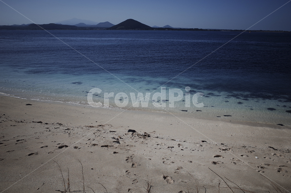 바다,해변,하늘,sea,beach,ocean,sky,blue,푸른하늘,푸른바다,파란바다,파란하늘,푸른,파란,물,water,ground,바닥,shoreline,해안선,sand,모래,해수욕장,모래사장