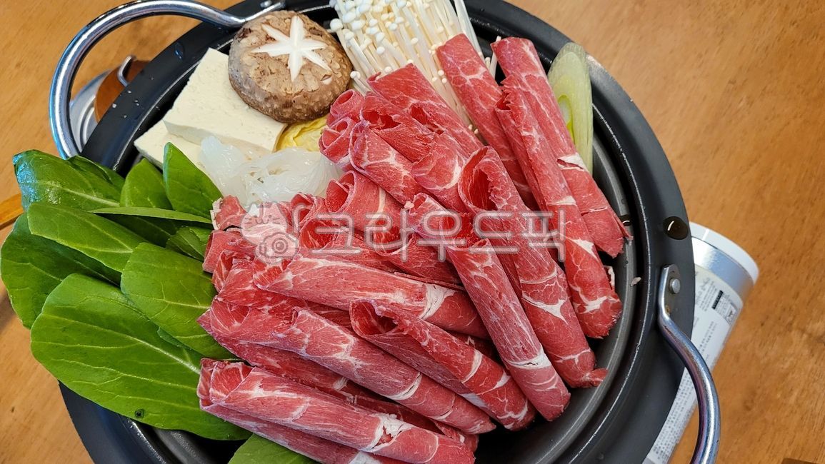 전골,나베,샤브샤브,소고기전골,음식,야채,요리,일식,스키야키,청경채,표고버섯,두부,팽이버섯,소고기,국물요리,식재료,겨울음식,food,일본음식,국물,cook,meal,육류,고기,meat,dishes