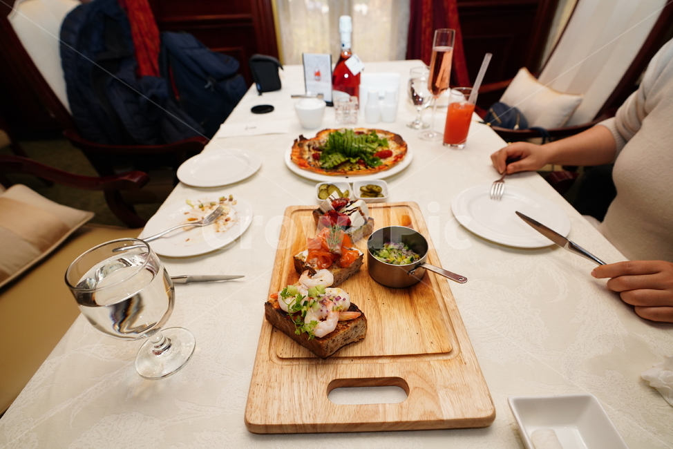 음식,빵,bread,먹거리,푸드,식사,양식,person,사람,human,인간,컵,물,음식,식재료,요리,food,cook,meal,dishes,food reserves,양식,서양음식,서양요리,western food,western dishes,western meal,western cook