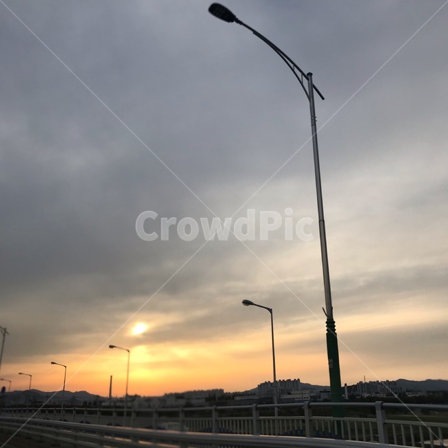 구름,cloud,하늘,sky,자연,날씨,nature,weather,lamppost,램프포스트,가로등,light,sunlight,햇빛,빛