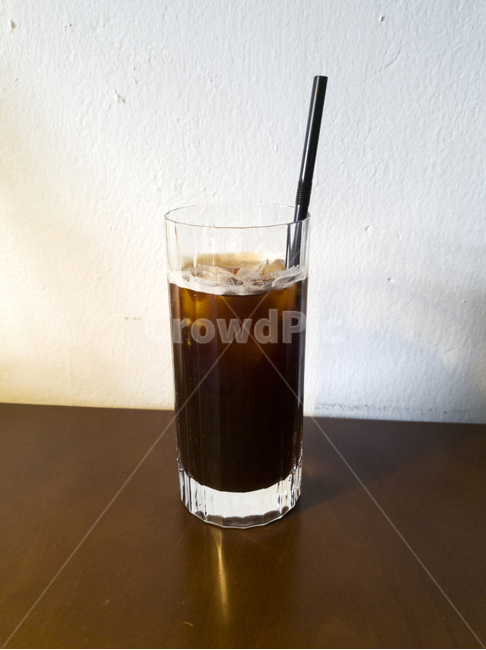 유리,glass,커피,coffee,얼음,ice,아메리카노,americano,빨대,straw,블랙,black,브라운,brown,테이블,탁자,table,카페,cafe,커피,카페,coffee,cafe