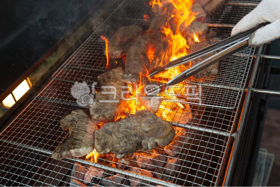 pork,dinner,food,charcoal fire,BBQ,bbq,meal,pork belly,grilling,brazier,fire,cooking,direct fire,roast