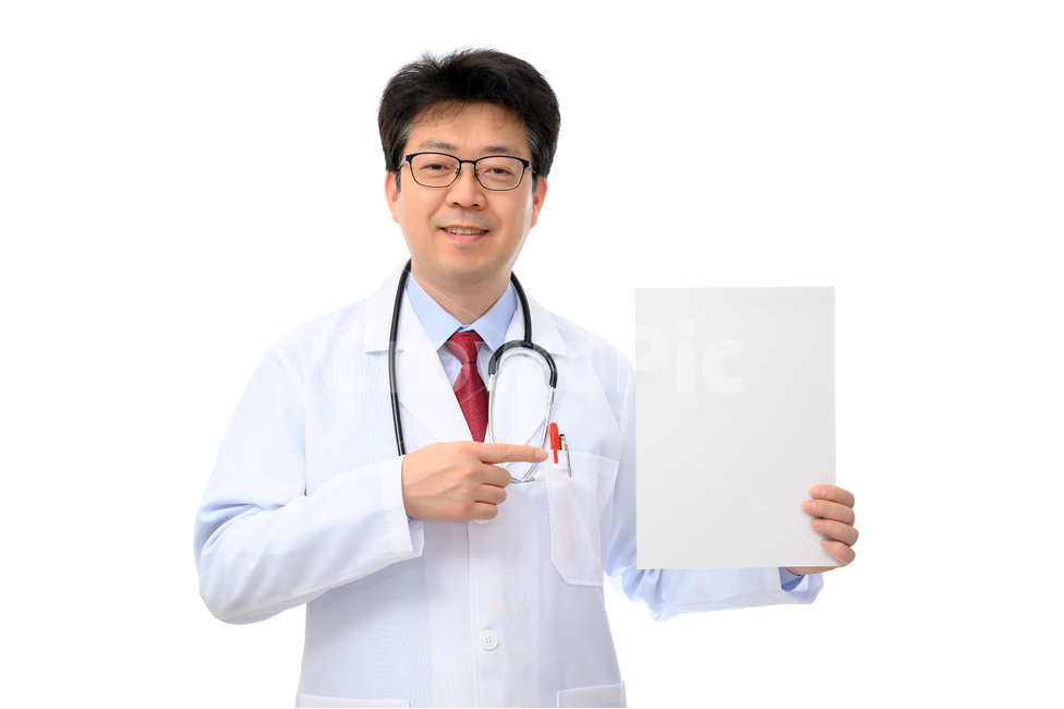 의사,건강,보건,의료,알림판,메세지,1명,1인,한국인,중국인,일본인,아시아인,남자,중년,중장년,4050세,하얀배경,웃는,표정,넥타이,40대,50대,카피스페이스,여백,메시지,패널,빈칸,공란,빈,알림,광고,광고판,보드,닥터,청진기,공백,건강관리,병원,가운,유니폼,사람,흰색배경,하얀배경,누끼,흰색,하얀색,공간,사람,인물,인간,human,person,의료,의학,병원,medical,hospital,clinic,누끼,remove background