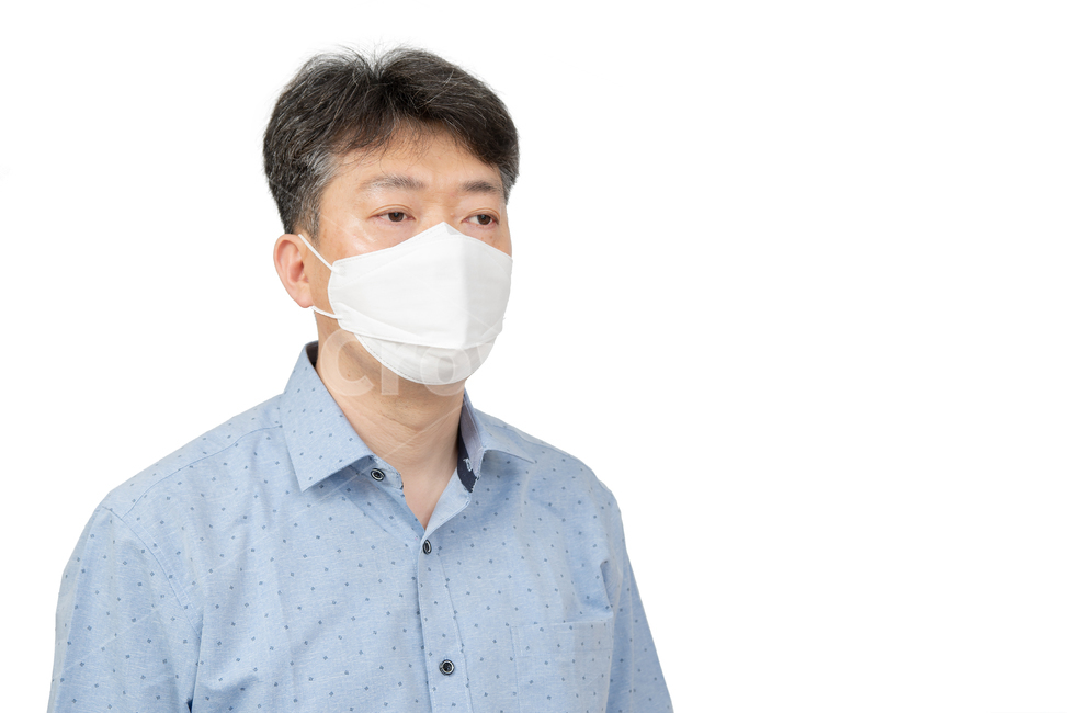 마스크,미세먼지,남자,남성,1인,상반신,흰색배경,누끼,하얀색배경,성인남자,아빠,한국인,일본인,중국인,아시아인,중년,40대,50대,하얀배경,중장년,건강,건강관리,의료,보건,질병,알레르기,알러지,감기,컨디션,인물,감염,전염병,에티켓,꽃가루,집먼지,의학,예방,코,얼굴,먼지,보호,일회용,인플루엔자,독감,배경,환절기,N95,kf94,사람,인물,인간,human,person,남성,남자,man,male,의료,의학,병원,medical,hospital,clinic,누끼,remove background