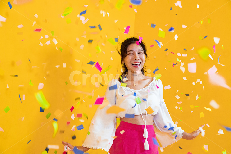 색종이조각,춤,파티,크리스마스,연말,새해,생일,색종이,댄스,즐거움,기쁨,환희,미인,여성,젊은여성,동양인,동양인여성,휴가,휴일,연휴,파티배경,party,christmas,holiday,newyear,fun,birthday,endofyear,asian,woman,girl,dance,joy,happiness,background,colorful,색상,화려함,종이,confetti,paper,사람,인물,인간,human,person,얼굴표정,facial expression,face,여성,여자,woman,female,lady,감정표현,기분,feeling,emotion,축제,행사,festival,carnival,event,기념일,축하,anniversary,congratulation,celebrate,celebration,색깔,색상,색채,색감,color sense,color sensitivity,feeling of color