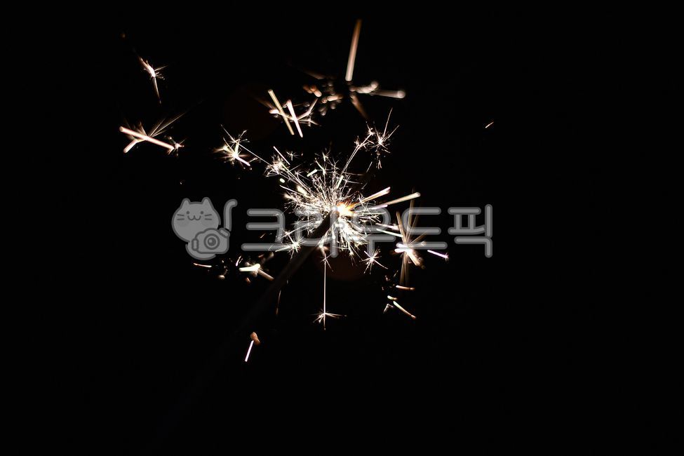 불꽃놀이,폭죽놀이,스파클링,스파클링폭죽,바다,여름,해변가,폭죽,캠프파이어,캠프,nature,자연,outdoors,옥외,night,fireworks,밤,야경,밤,풍경,nightscape,night,landscape