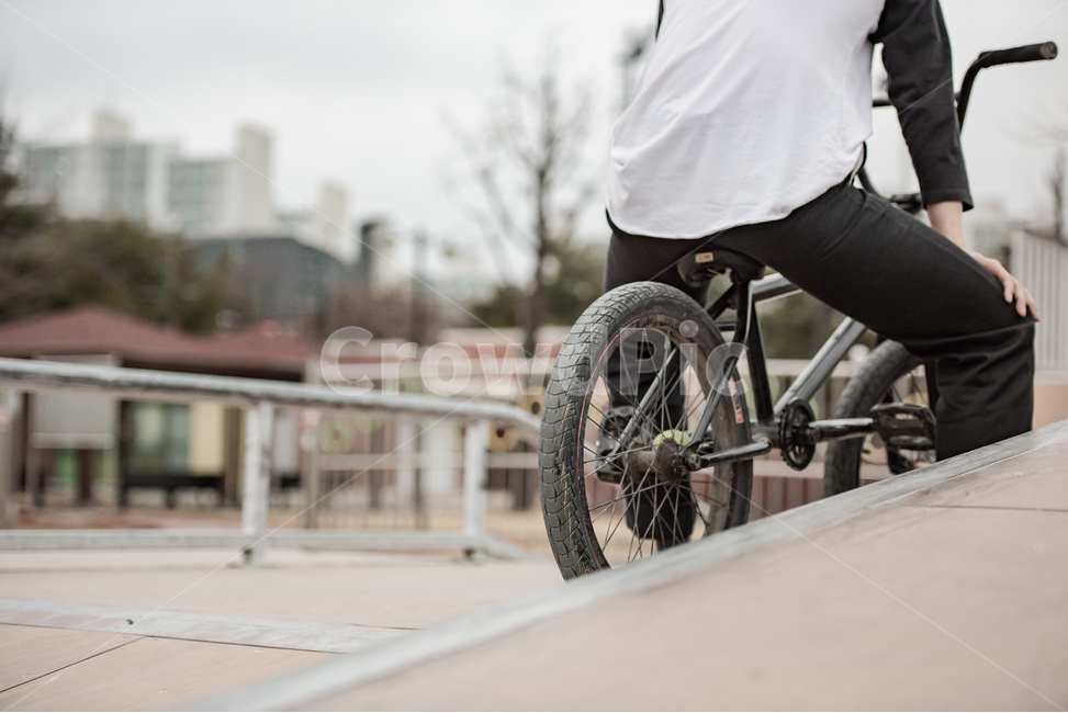 자전거,bmx,휴식,안전,취미,생각,연습,훈련,쉼,고려,자전거바퀴,자전거핸들,장애물,도전,준비,파크,준비시간,염려,준비단계,묘기,묘기자전거,사람,인물,인간,human,person,신체일부,몸,body,남성,남자,man,male,스포츠,레저,운동,sports,leisure,exercise,건강,헬스웨어,헬스케어,healthware,health care