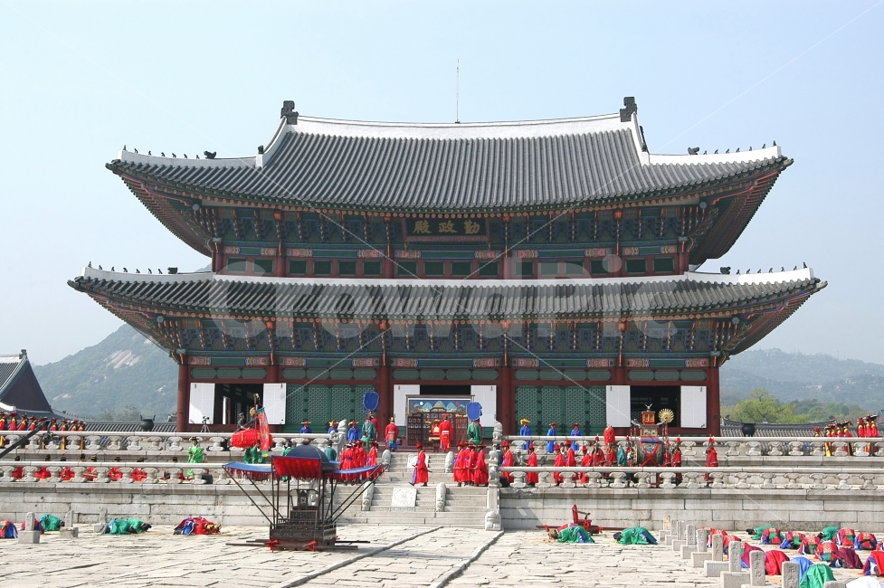 경복궁,근정전,즉위식,신하,왕,임금,대소신료,가마,행사,전통행사,한국,전통,한국전통,민속,궁,궁궐,왕위,권력,즉위,랜드마크,landmark,tourist attraction,한국전통,한국문화,korean traditional,korean culture,축제,행사,festival,carnival,event,사람,인물,인간,human,person