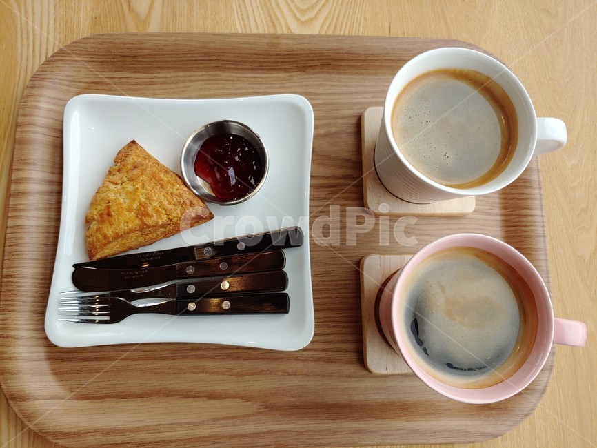 커피,스콘,잼,포크,나이프,버터나이프,쟁반,머그,머그잔,접시,디저트,브런치,음식,메뉴,카페,테이블,식탁,coffee,socone,bread,dessert,cafe,cafeteria,meal,brunch,jam,fork,knife,butterknife,table,mug