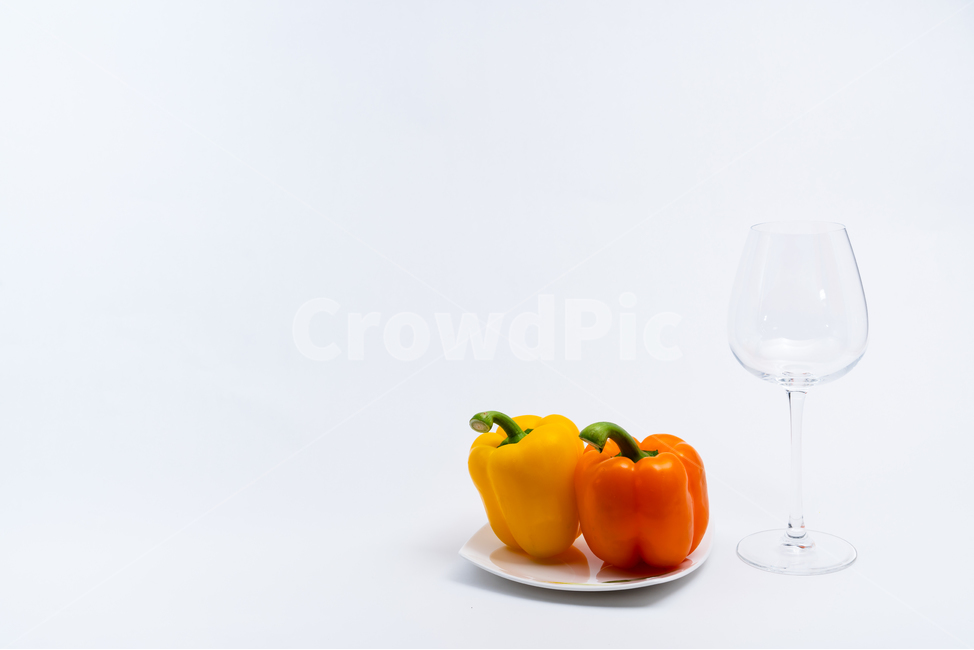 접시,그릇,도자기,와인잔,유리잔,투명한,배경,주황색,하얀색,채소,야채,식재료,다이어트,건강한,칼로리,식단,안주,알콜,주류,차가운,담백한,딱딱한,쥬스,항산화,정돈된,농사,깨끗한,수분,정물,스튜디오,접사,음식,비타민,반찬,파프리카,노란색,녹색,채소,야채,vegetables,사물,물건,오브젝트,thing,object,matter,연출,컨셉,콘셉,direction,concept