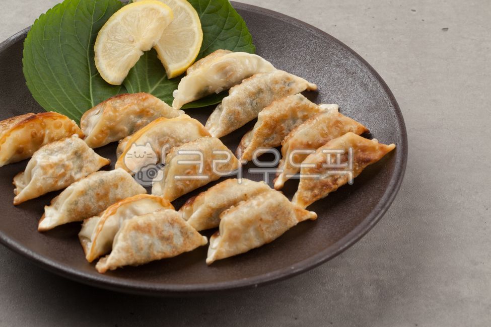 dumpling,close up,ingredient,fried food,cook,simple,dishes,reserves,Chinese food,pork,food,meal,Chinese culture,Grilled dumplings,flour,grocery,Food Ingredients,fat,ingredients,cooking