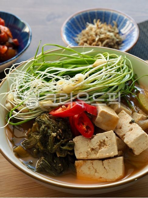 한식,된장국,된장찌개,반찬,배경,음식,요리,한국음식,아시아음식,전통음식,두부,한국문화,웰빙,웰빙음식,misosoup,soybeanpastestew,sidedish,background,food,cooking,koreanfood,asianfood,traditionalfood,tofu,koreanculture,wellbeing,wellnessfood,한국전통음식,식사,채소,야채,meal,vegetable,koreantraditionalfood,달래,달래된장국,음식,식재료,요리,food,cook,meal,dishes,food reserves,한식,한국음식,한국요리,korean food,korean dishes,korean meal,korean cook