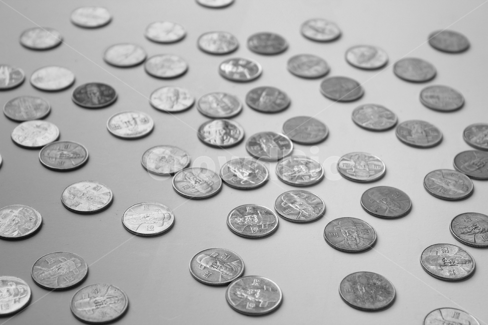 한국,동전,한국동전,돈,경제,금융,금속,은색,money,coin,korea,koreacoin,coins,many,많은,더미,그룹,cash,silver,metal,won,group,흰배경,실버,100,100원,흑백,모노톤,monochrome,black and white,금융,돈,finance,banking,money,연출,컨셉,콘셉,direction,concept