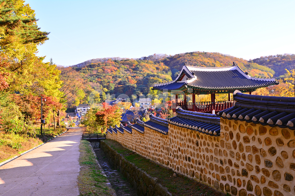 한국전통,남한산성,가을배경,세계문화유산,유네스코,행궁,기와집,돌담,가을서정,가을분위기,단풍나무,시즌,계절,10월,11월,fall,maple,autumn,season,background,mountainfortress,namhansanseongfortress,unescoworldheritage,역사,복원,집,하우스,가을단풍,building,건축물,architecture,건물,전통양식,문화유산,유적지,단청,처마,풍경,야외,옥외,아웃도어,outdoor,길,도로,산책로,road,가을,계절,fall,autumn,season,한국전통,한국문화,korean traditional,korean culture,랜드마크,landmark,tourist attraction,한국랜드마크,한국관광지,한국명소,korea landmark,korea tourist attraction