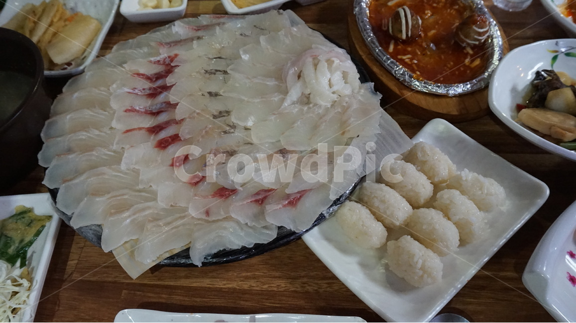 회,광어회,우럭,도다리,상차림,단백질,건강,다이어트,활어,물고기,fish,슬라이스,자르다,차리다,셋팅,set,정갈한,정리된,먹는,질감,투명,생선회,생선,바다,바닷가,먹다,스시,맛집,광어,맛있다,맛있는,cook,meal,dishes,수산물,해산물,fisheryproducts,seafood,날것,생것,싱싱한,신선한,참치,와사비,요리,모듬회,회모듬,음식,food,식재료,음식,식재료,요리,food,cook,meal,dishes,food reserves,수산물,해산물,fishery products,seafood