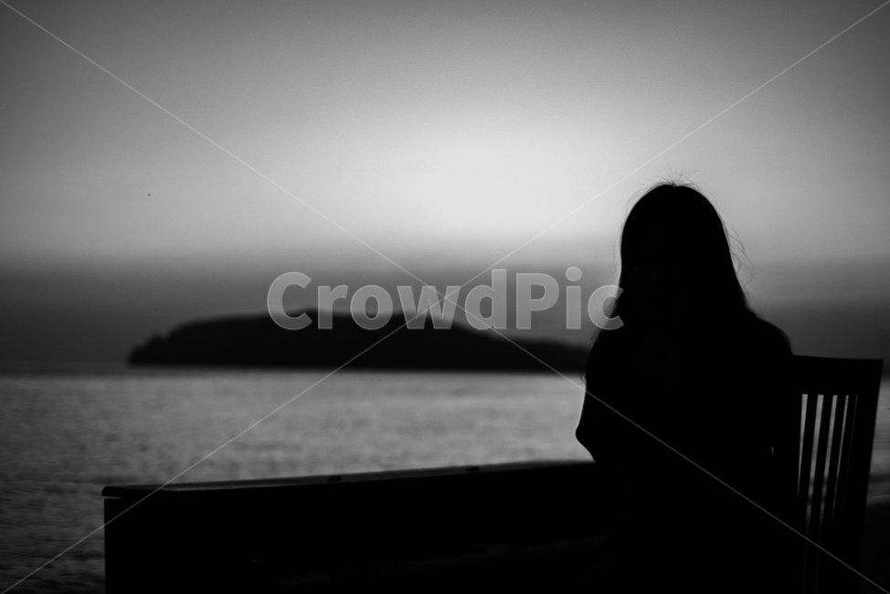 뒷모습,저녁,노을,바다,감성,흑백사진,실루엣,silhouette,사람,인물,인간,human,person,여성,여자,woman,female,lady
