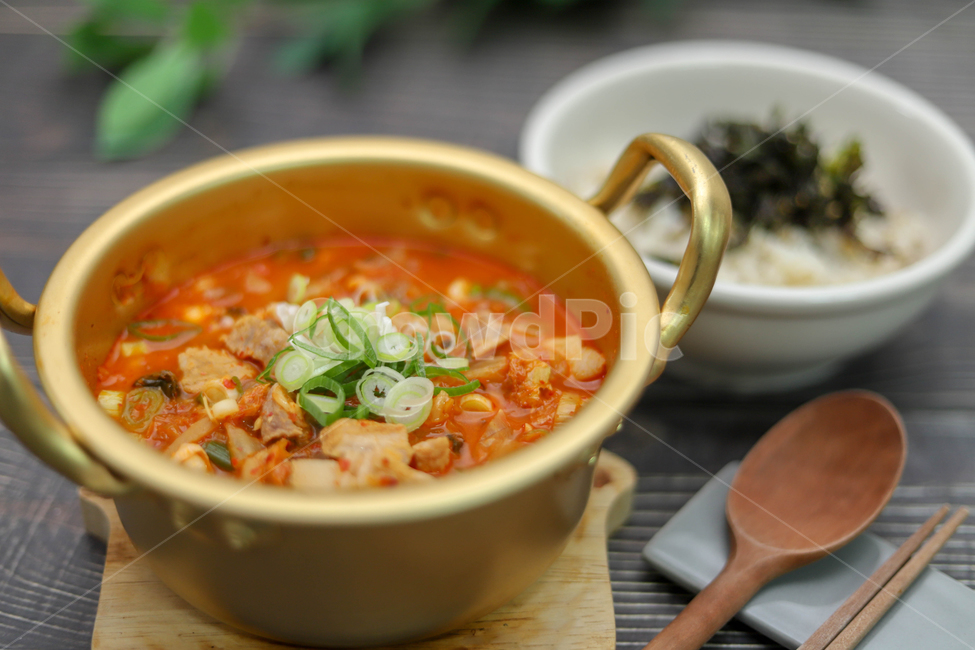 김치찌개,찌개,김치,한국음식,한국요리,양은냄비,파,대파,음식,음식,식재료,요리,food,cook,meal,dishes,food reserves,면류,면요리,noodles,한식,한국음식,한국요리,korean food,korean dishes,korean meal,korean cook