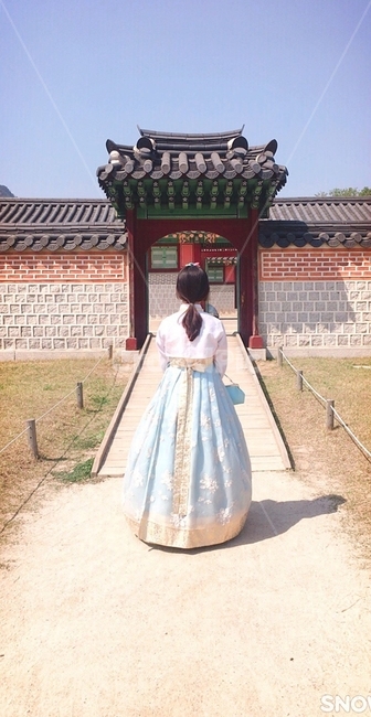 한복,경복궁,테마한복,여자,치마,궁,한국전통,한국문화,korean traditional,korean culture,한복,한국전통의상,hanbok,korean traditional clothes,사람,인물,인간,human,person,여성,여자,woman,female,lady,건축물,건물외관,exterior,building,structure,architecture,construction