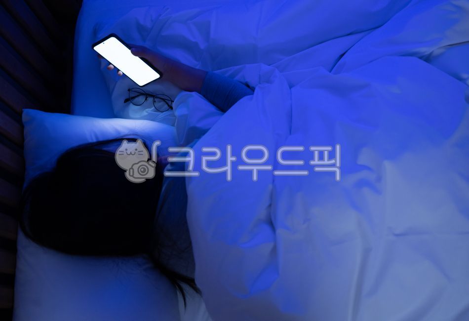 bed,electronics,smartphone,poor eyesight,screen,eye health,tablet,habit,white,female,night,addiction,drowsiness,blue light,YouTube,ott,vision,dazzling,dawn,looking,blank screen,device,disturbance,woman,moonlight,video,cell phone,watching,sleep,master bedr