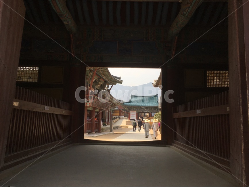 절,종교,불교,전통,한국,입구,그림자,부처님,한국전통,한국문화,korean traditional,korean culture,사람들,대중,군중,other people,crowd,건축물,건물외관,exterior,building,structure,architecture,construction