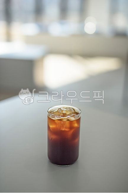 close up,glass,black coffee,ice,inside,americano,cafe,closeup,coffee,beverage,indoors,Americano,table,iced coffee,glass cup,object,cup
