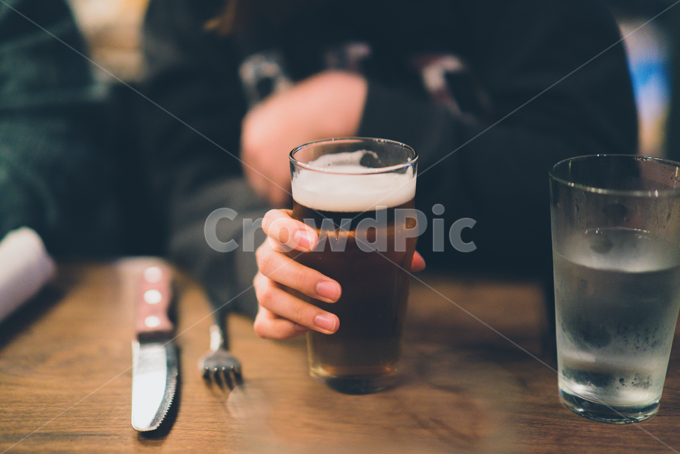 맥주,술,펍,바,분위기,사람,인물,인간,human,person,신체일부,몸,body,술,주류,alcohol,감성,sensible,feeling