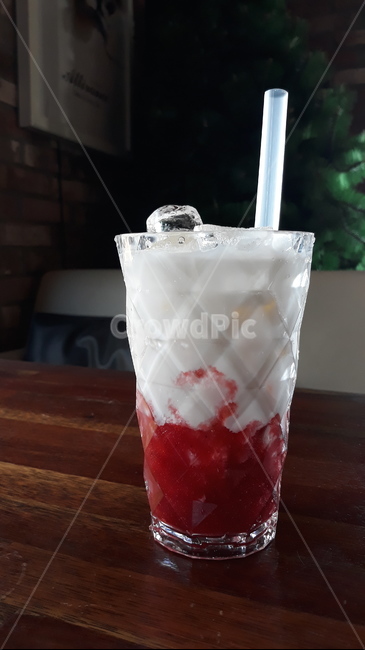 food,음식,딸기라떼,카페,아이스메뉴,유리컵,딸기음료,우유,딸기우유,음료수,drink,beverage