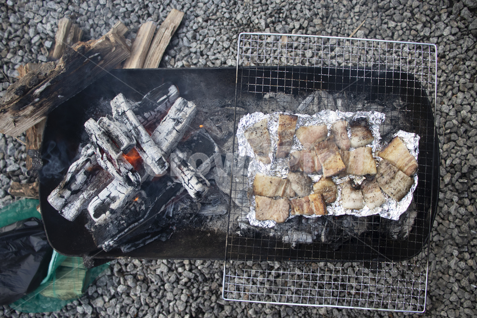 wood,axe,tool,수단,그릴,장작,나무,장작나무,불,캠프파이어,삼겹살,돼지고기,고기,바베큐