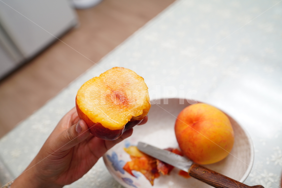 과일,복숭아,디저트,후식,비타민,음식,푸드,열매,먹거리,fruit,칼,사람,인물,인간,human,person,신체일부,몸,body,음식,식재료,요리,food,cook,meal,dishes,food reserves,과일,열매,fruit