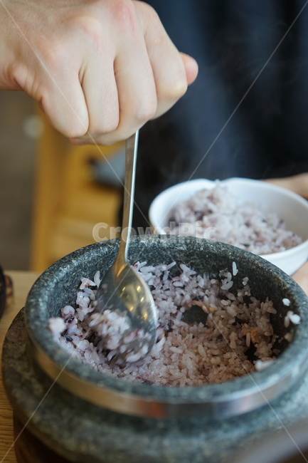 돌솥,밥,쌀,한식,밥알,돌솥밥,요리,식사,사람,인물,인간,human,person,신체일부,몸,body,음식,식재료,요리,food,cook,meal,dishes,food reserves,한식,한국음식,한국요리,korean food,korean dishes,korean meal,korean cook
