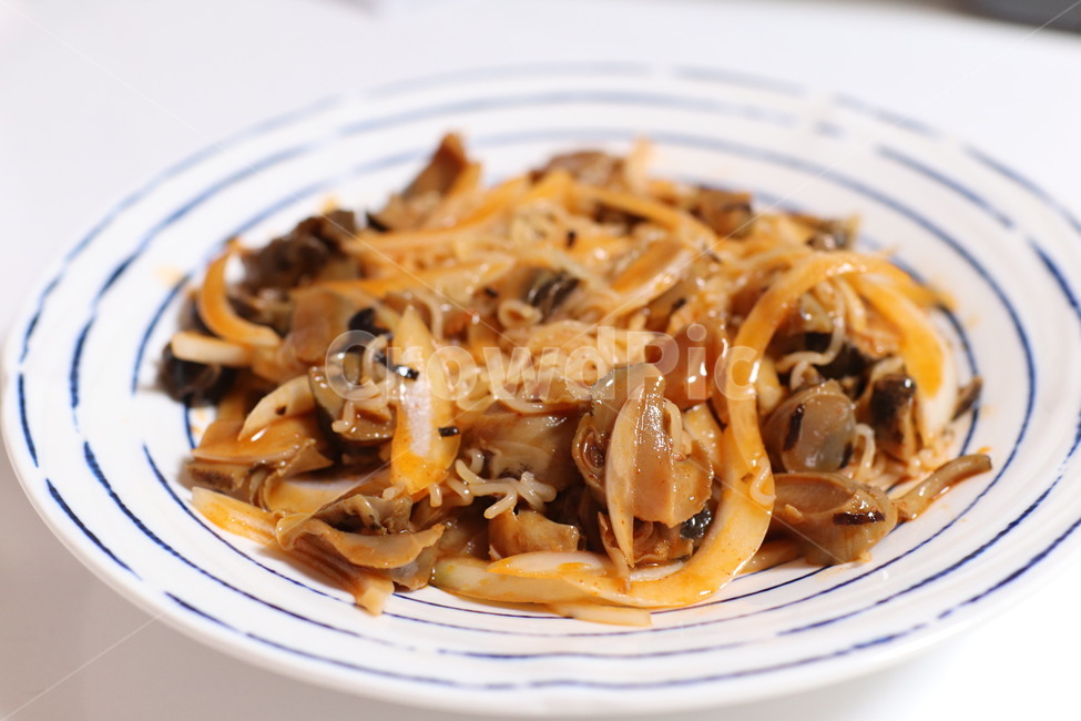 비빔면,골뱅이,골빔면,국수,골뱅이비빔,한국음식,한국요리,한식,양파,접시,dishes,식재료,음식,점심,야식,간단한음식,매운맛,매운음식,젓가락,한젓갈,한젓가락,koreanfood,koreancook,koreanmeal,조합